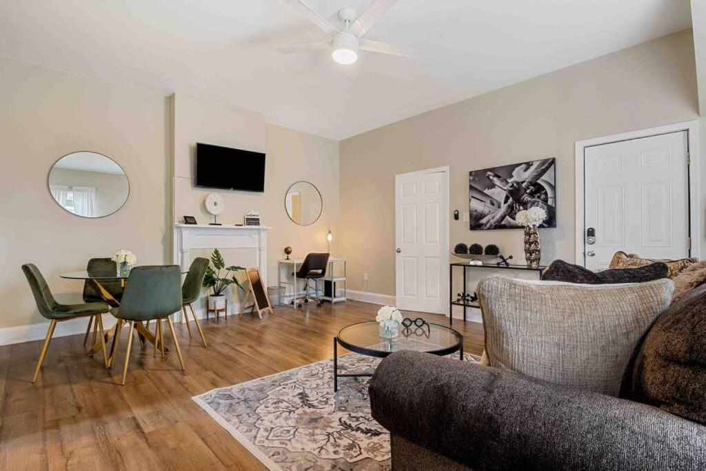 The Diamond Dwelling Queen Size Bed Ft Lee Petersburg Exterior photo