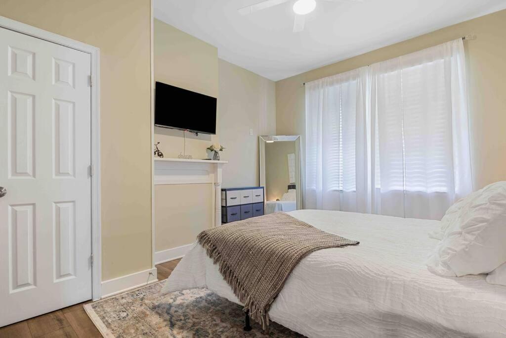 The Diamond Dwelling Queen Size Bed Ft Lee Petersburg Exterior photo