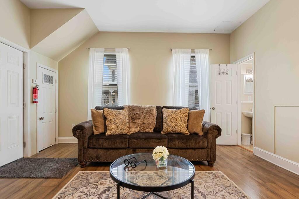The Diamond Dwelling Queen Size Bed Ft Lee Petersburg Exterior photo