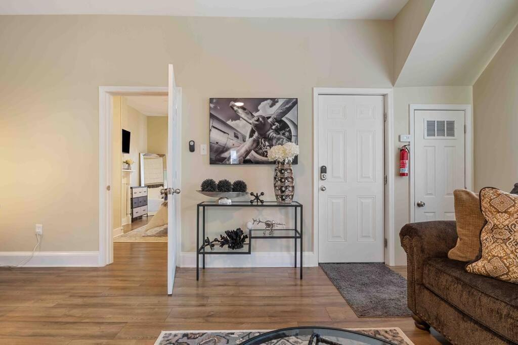 The Diamond Dwelling Queen Size Bed Ft Lee Petersburg Exterior photo